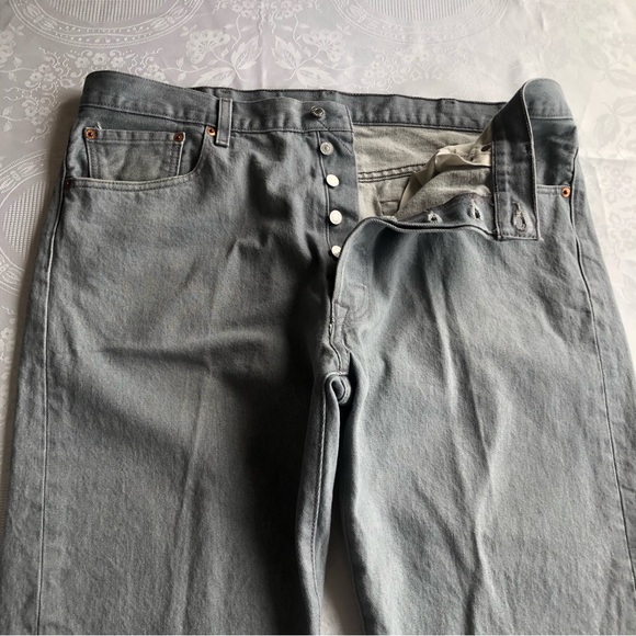Levi’s 501 Men’s Size W40/L30 Gray Silver Jeans Denim Pants Button-Fly Straight - Picture 15 of 16